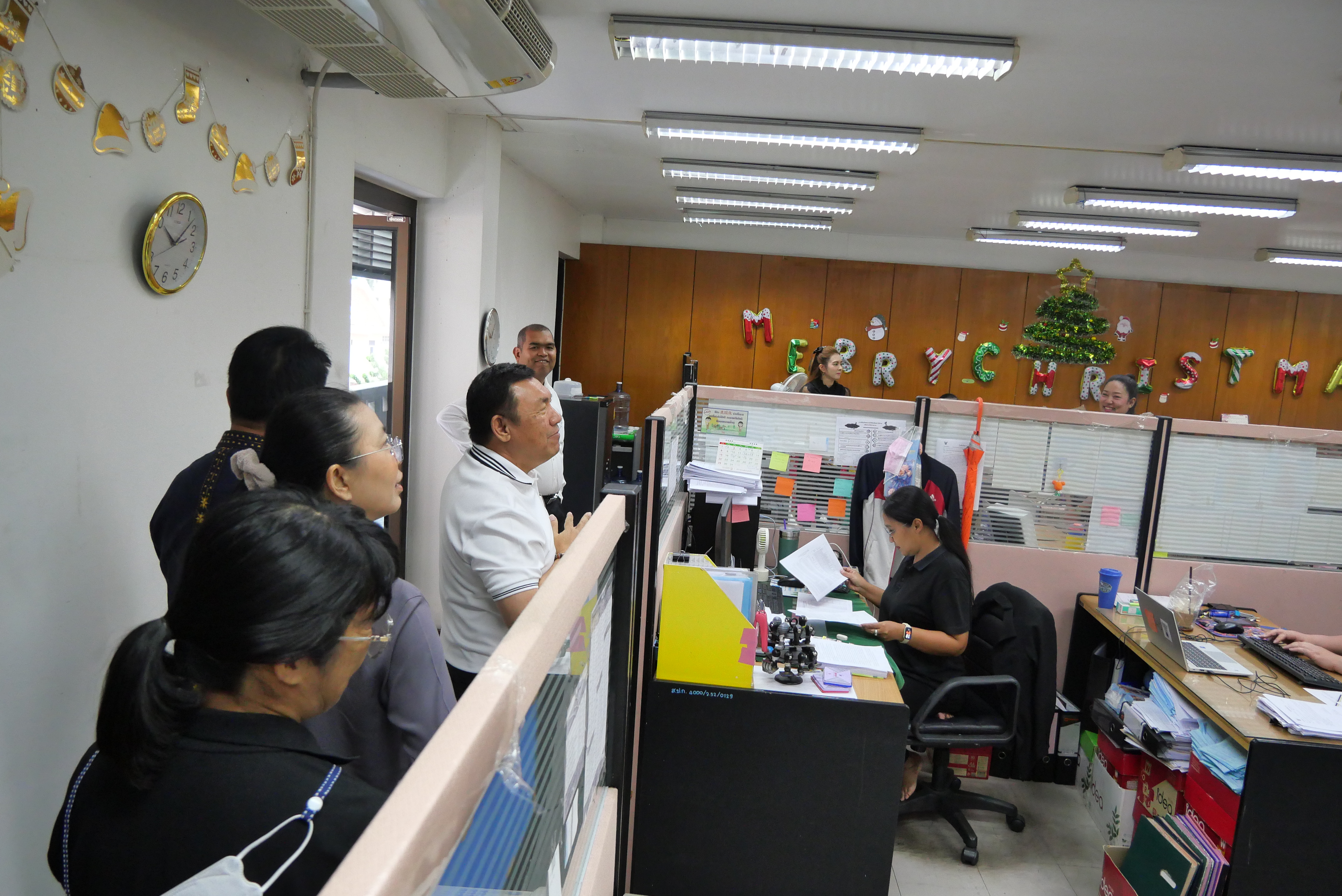 title - เลขาธิการ ส.ป.ก. ตรวจเยี่ยมบุคลากร ส.ป.ก. ถนนราชดำเนินนอก